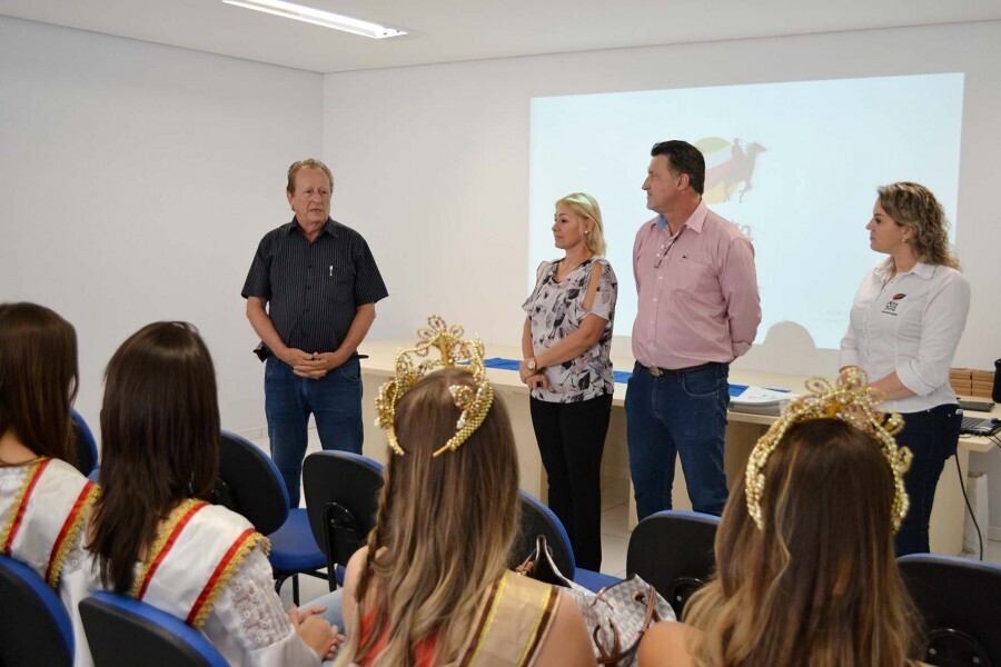 Beleza e simpatia no Encontro Regional das Senhoritas Turismo e Soberanas